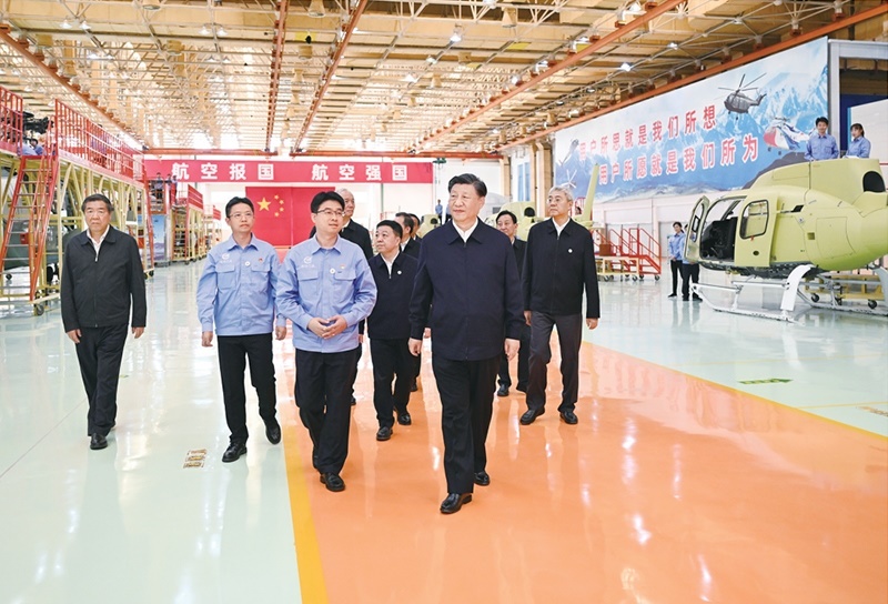 2023年10月10日至13日，中共中央總書記、國家主席、中央軍委主席習(xí)近平在江西考察。這是11日上午，習(xí)近平在景德鎮(zhèn)市昌河飛機(jī)工業(yè)（集團(tuán)）有限公司考察。 新華社記者 燕雁/攝