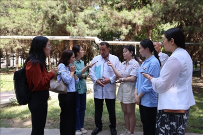 聯(lián)合采訪團隊在采訪塔吉克斯坦中央眼科醫(yī)院副院長馬爾索羅夫·薩爾杜洛。胡澤曦攝