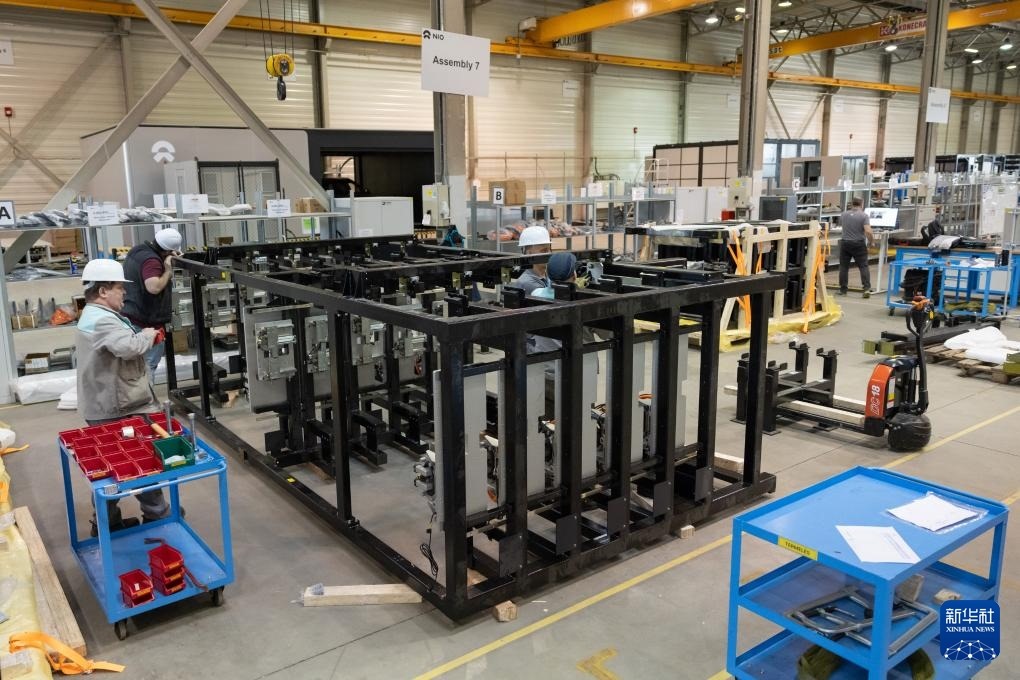 2024年1月26日，在匈牙利比奧托爾巴吉，員工在蔚來(lái)能源歐洲工廠工作。新華社發(fā)（弗爾季·奧蒂洛 攝）