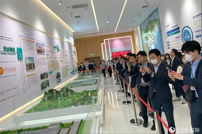 日本創(chuàng)價(jià)學(xué)會(huì)青年代表團(tuán)在烏魯木齊市文化中心規(guī)劃館參觀。人民網(wǎng)記者 張麗婭攝