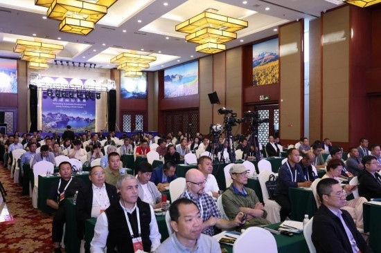  6月15日，“長白山·世界地質(zhì)公園、世界生物圈保護(hù)區(qū)可持續(xù)發(fā)展會議”現(xiàn)場。新華社發(fā)