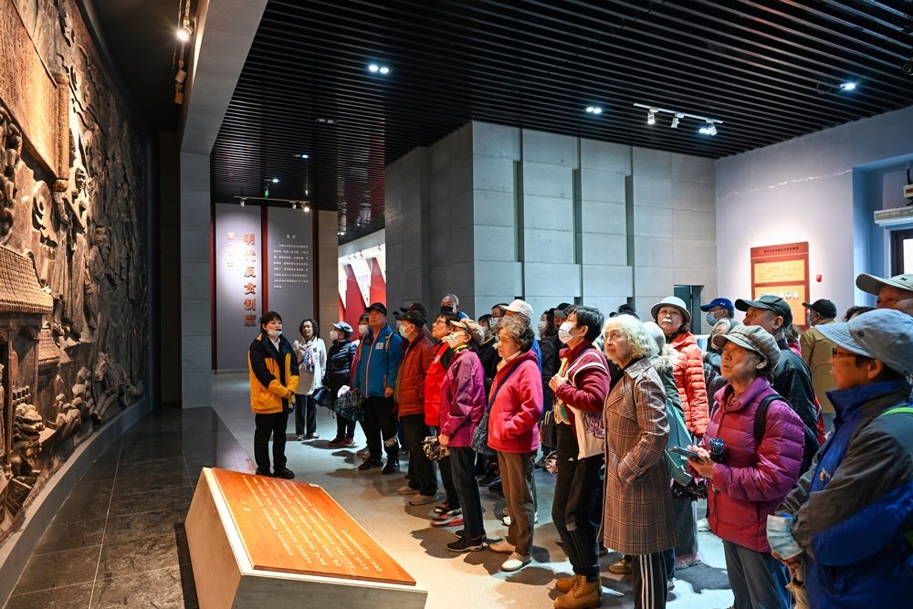 △ 2024年4月10日，北京朝陽(yáng)區(qū)安慧里社區(qū)黨委組織離退休黨員參觀“明鏡昭廉”明代反貪尚廉歷史文化園。