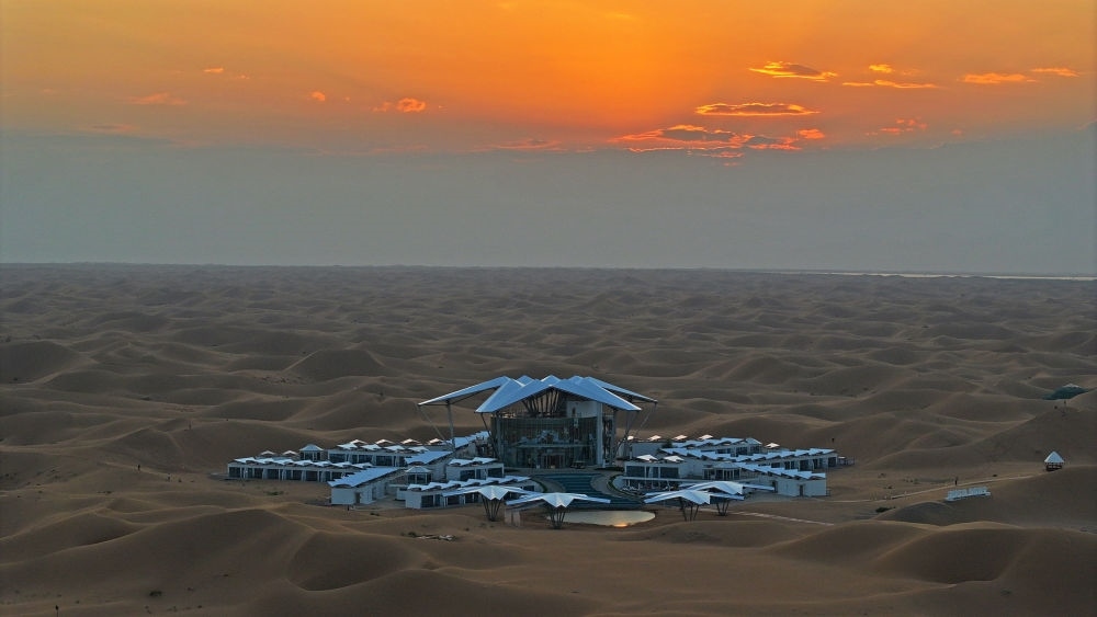 這是位于寧夏中衛(wèi)市沙坡頭景區(qū)的星星酒店（2023年9月6日攝，無人機(jī)照片）。新華社記者 王鵬 攝