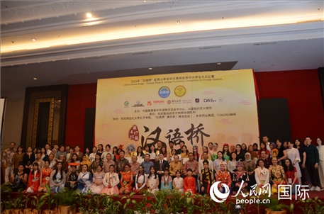 出席閉幕典禮的嘉賓、學(xué)校師生及獲獎(jiǎng)選手等合影留念。人民網(wǎng)記者李培松攝