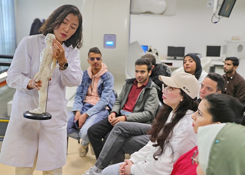 2023年4月19日，河北省秦皇島市中醫(yī)醫(yī)院醫(yī)務(wù)工作者為燕山大學(xué)外國留學(xué)生講解中醫(yī)經(jīng)絡(luò)知識(shí)。