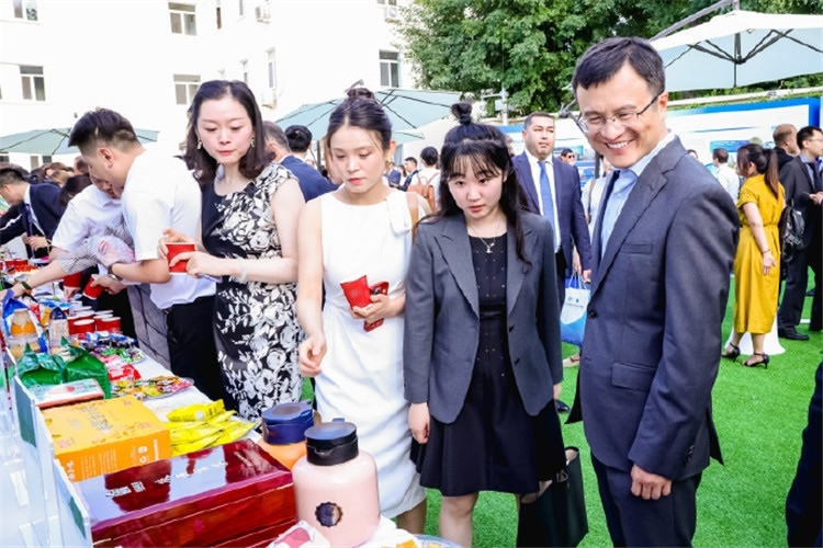 與會嘉賓參觀品鑒上合組織農(nóng)業(yè)基地特產(chǎn)。主辦方供圖