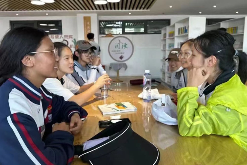 2023年7月10日，在果洛西寧民族中學(xué)，上海市大同中學(xué)學(xué)生（右）與果洛西寧民族中學(xué)學(xué)生交流。新華社發(fā)（果洛州教育局供圖）