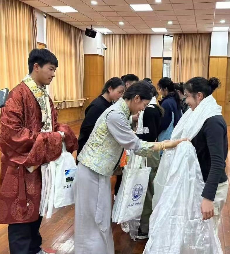 2024年1月18日，在上海市大同中學(xué)，果洛西寧民族中學(xué)學(xué)生給上海大同中學(xué)師生獻(xiàn)哈達(dá)。新華社發(fā)（果洛州教育局供圖）