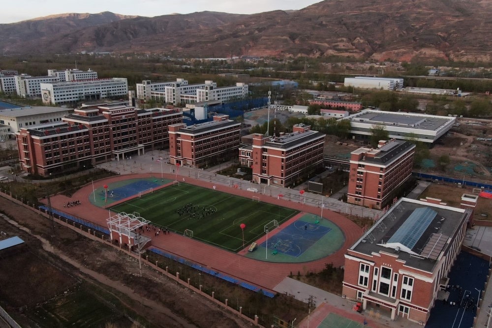 2021年4月28日拍攝的果洛西寧民族中學(xué)（無人機(jī)照片）。