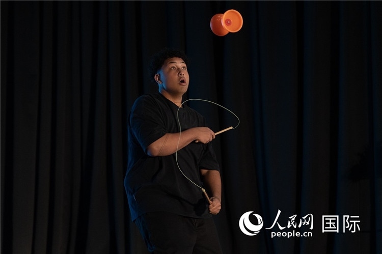 參賽選手表演的抖空竹如行云流水。人民日?qǐng)?bào)非洲中心分社 希拉茲·莫林?jǐn)z