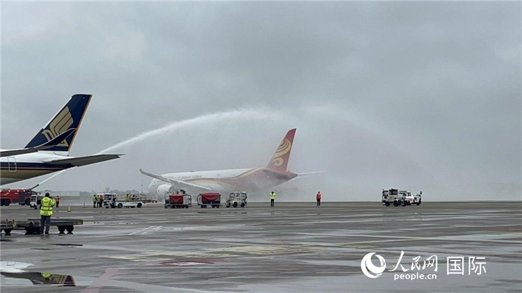 航班享受“水門禮”后起飛。牛瑞飛攝