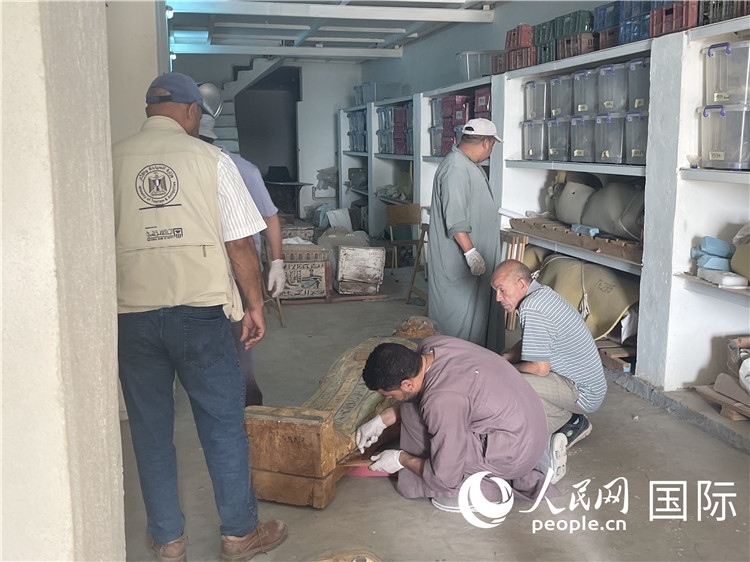 圖為中埃薩卡拉新出土文物數(shù)字化調(diào)查與研究項(xiàng)目團(tuán)隊(duì)在工作現(xiàn)場。薛江攝