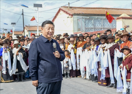 2021年6月7日至9日，習(xí)近平總書記在青?？疾?。這是8日下午，習(xí)近平在海北藏族自治州剛察縣沙柳河鎮(zhèn)果洛藏貢麻村考察時，同村民們親切交流。新華社記者 謝環(huán)馳 攝