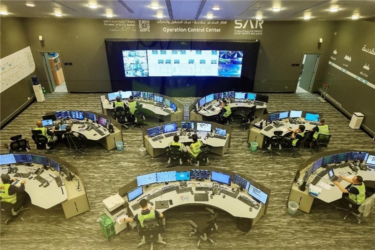 圖為運(yùn)營(yíng)指揮中心一景。中國(guó)鐵建供圖