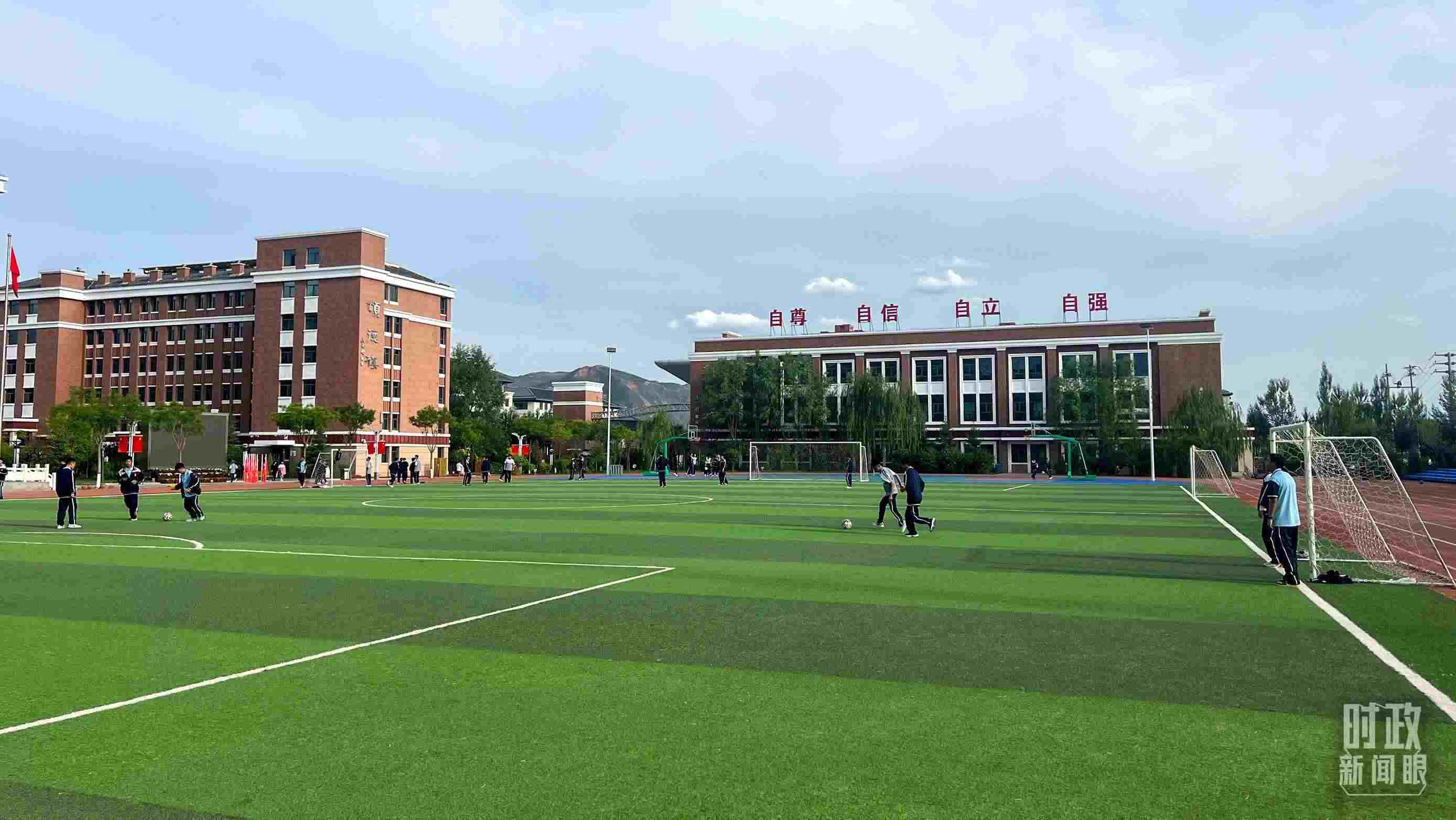 △果洛西寧民族中學(xué)。（總臺(tái)央視記者楊波、楊新禹拍攝）