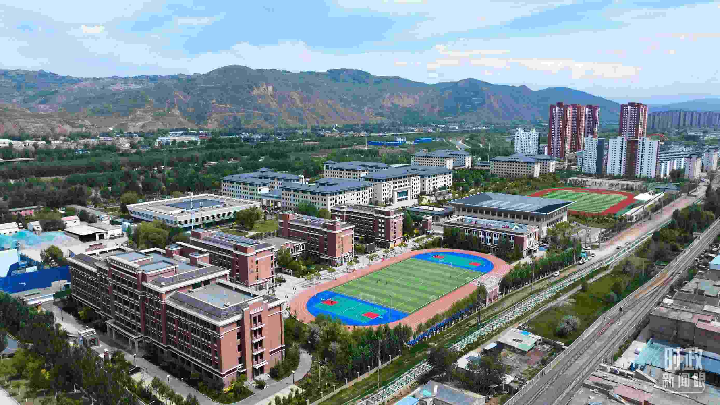 △果洛西寧民族中學(xué)。（總臺(tái)記者閆懋鵬拍攝）