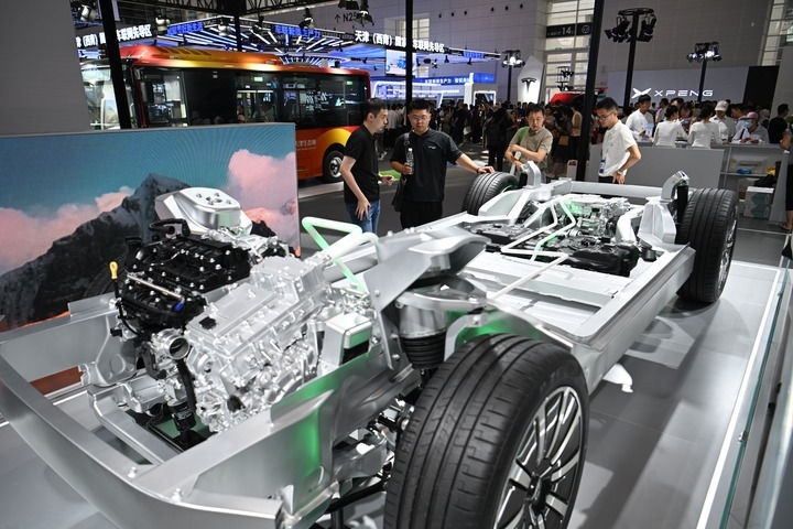 這是在博覽會(huì)現(xiàn)場拍攝的一款智能網(wǎng)聯(lián)汽車平臺(tái)架構(gòu)（6月20日攝）。新華社記者 孫凡越 攝
