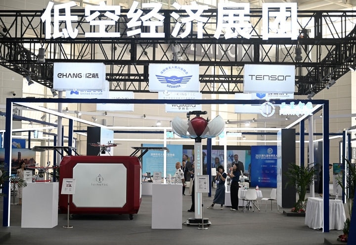 6月20日，參觀者在博覽會(huì)低空經(jīng)濟(jì)展團(tuán)參觀。新華社記者 趙子碩 攝