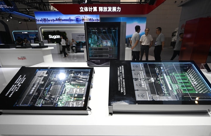 這是6月20日在博覽會(huì)上拍攝的中科曙光展區(qū)的一臺(tái)人工智能服務(wù)器。新華社記者 趙子碩 攝