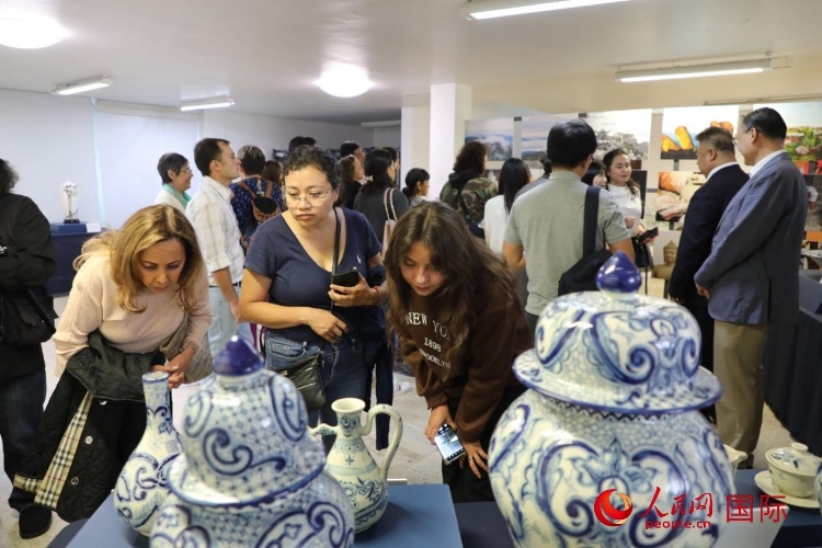 在展覽現(xiàn)場，觀眾們駐足欣賞德化瓷和墨西哥彩瓷。人民網(wǎng) 埃內(nèi)斯托·多明戈斯攝