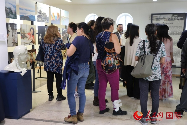 在展覽現(xiàn)場，觀眾們駐足欣賞德化白瓷和墨西哥彩瓷。人民網(wǎng) 埃內(nèi)斯托·多明戈斯攝