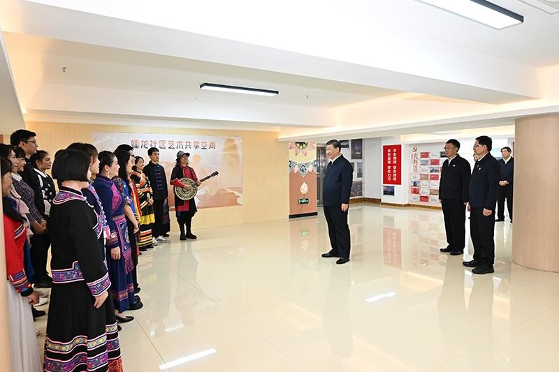 2023年12月14日，習(xí)近平總書(shū)記在廣西南寧市良慶區(qū)蟠龍社區(qū)黨群服務(wù)中心文體活動(dòng)室同社區(qū)居民親切交流。