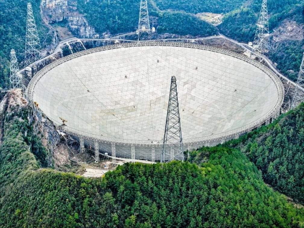 這是2024年2月26日拍攝的位于貴州的“中國天眼”（無人機(jī)全景圖片，維護(hù)保養(yǎng)期間拍攝）。新華社記者 歐東衢 攝
