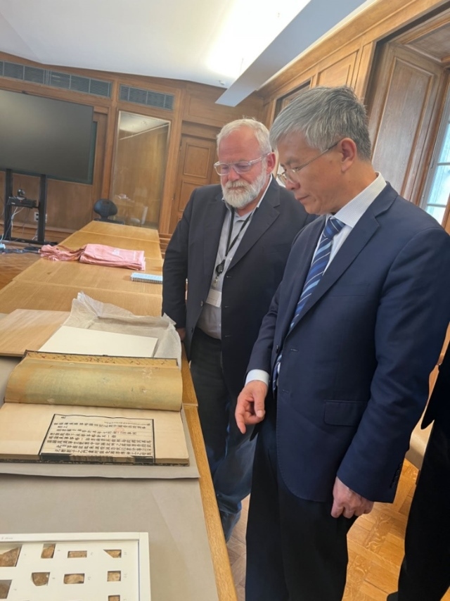 山東大學(xué)校長李術(shù)才率團(tuán)訪問法國國家圖書館。山東大學(xué)供圖