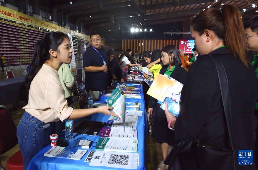 6月22日，在泰國曼谷吞武里大學(xué)舉辦的中國高等教育展上，學(xué)生在中國高校展臺前了解信息。新華社記者 孫瑋彤 攝