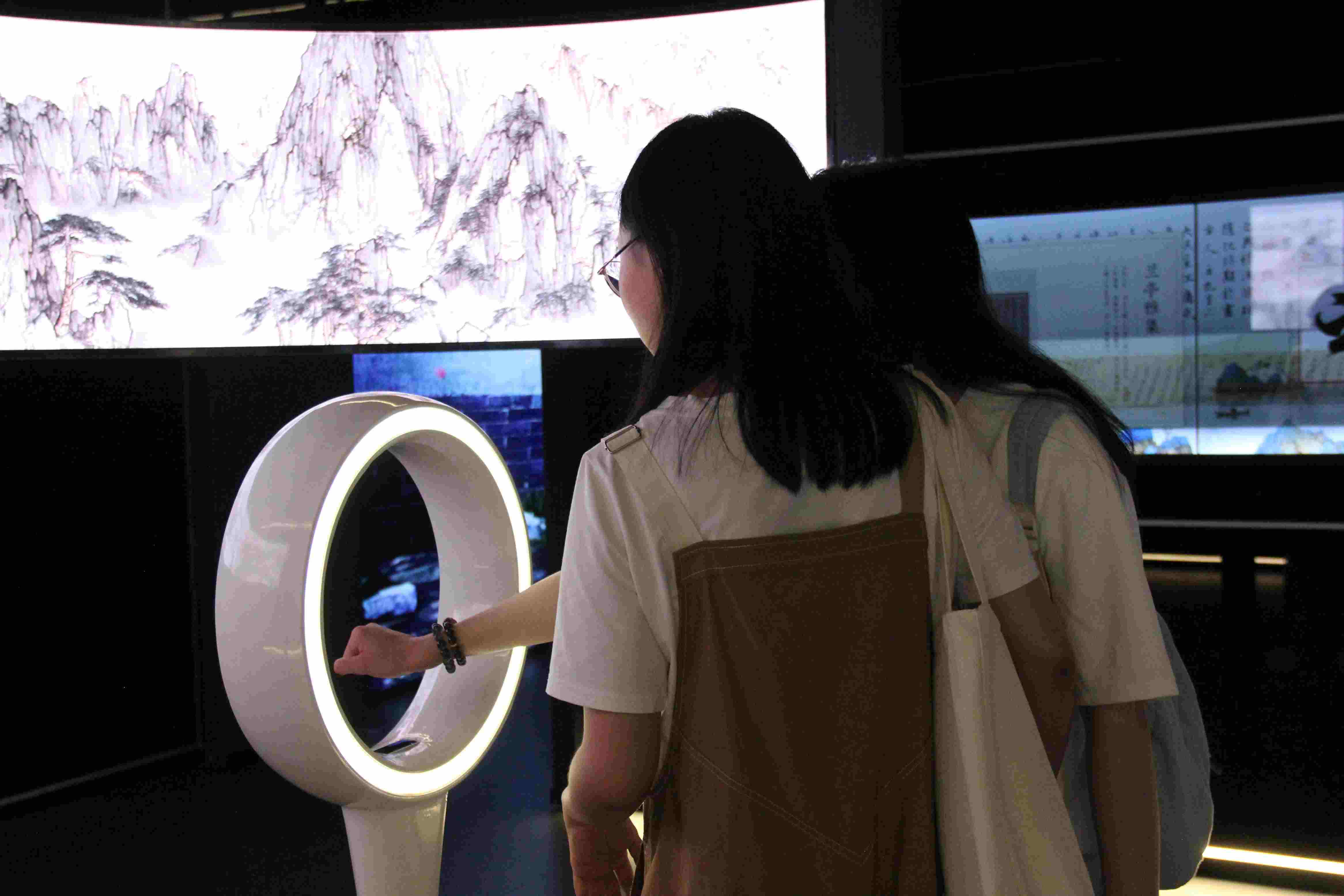 游客在“元啟金陵”南京數(shù)字文化客廳參觀并參與互動。受訪者供圖