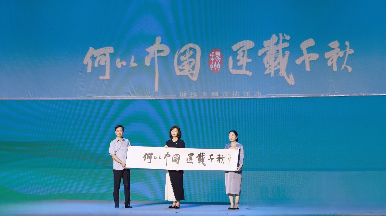 隋唐大運河文化博物館館長曹岳森（左）、揚州中國大運河博物館館長鄭晶（中）、浙東運河博物館負(fù)責(zé)人張慧（右）共同展卷。