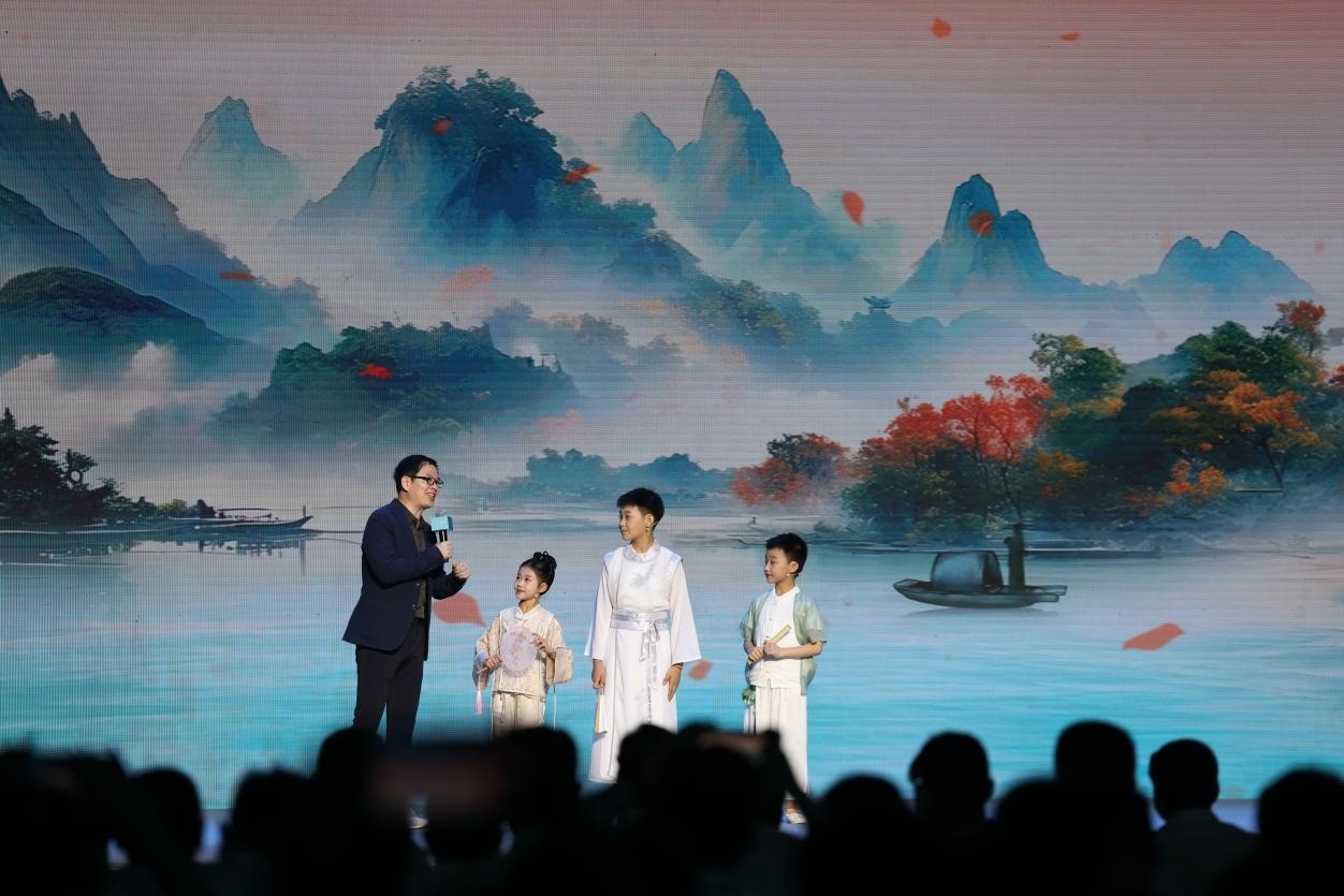 南京師范大學(xué)教授酈波（左一）與2024中國詩詞大會選手張可兒（左二）、姜敬曦（右二），揚州市邗江區(qū)實驗學(xué)校蔣王小學(xué)學(xué)生陸俊屹（右一）趣談大運河詩詞文化。