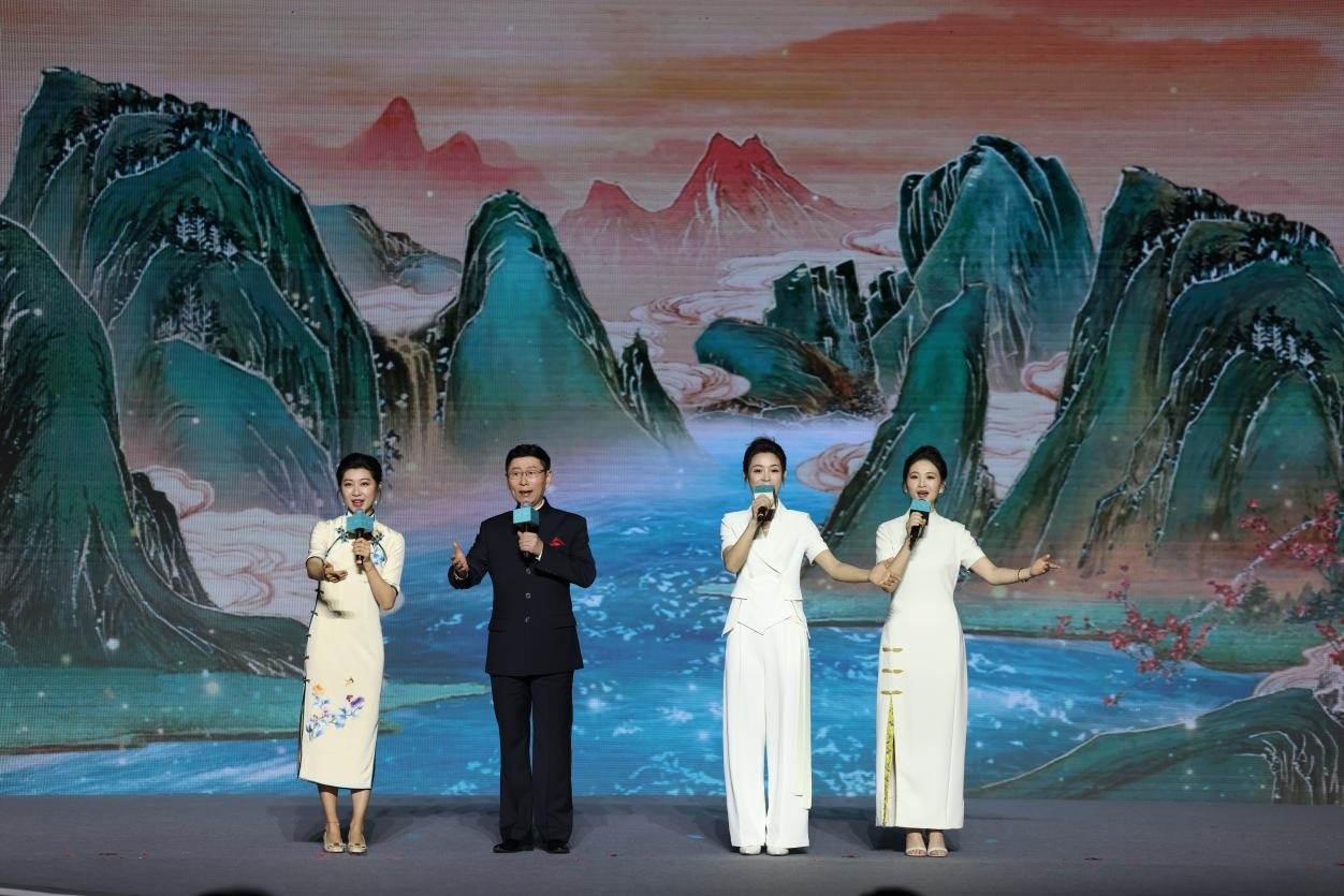 國家一級演員、京劇表演藝術(shù)家王平（左二），國家一級演員、南京藝術(shù)學(xué)院教授單雯（左一），浙江小百花越劇團青年演員陳麗君（右二）、何青青（右一）同臺唱響千年運河情。