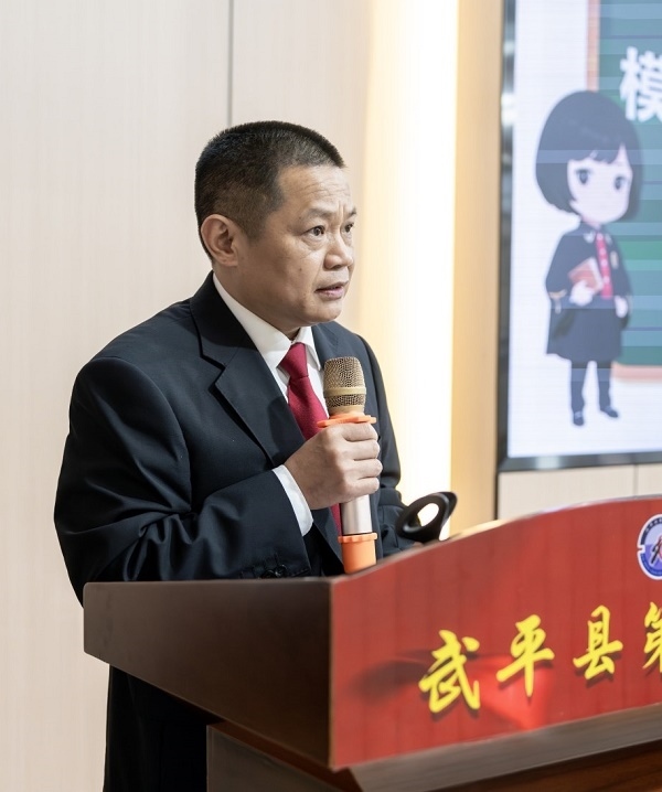 圖④：武平法院刑庭庭長候良石在模擬法庭后為學生上普法課。