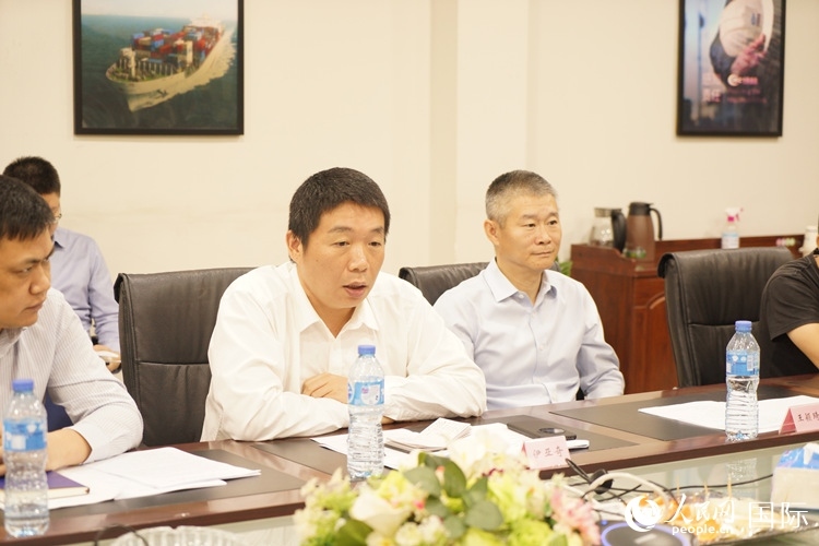 駐尼日利亞使館領(lǐng)僑處主任伊亞奇（中）講話(huà)。人民網(wǎng)記者 姜宣攝