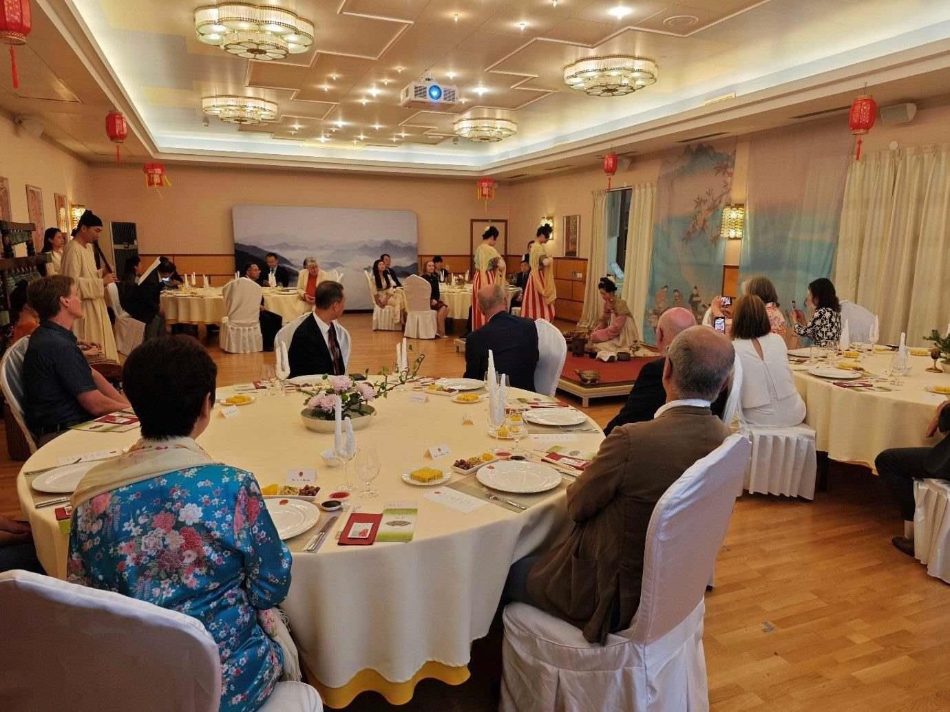 來(lái)賓們觀賞茶藝表演和品嘗中華美食。中國(guó)駐瑞典大使館供圖