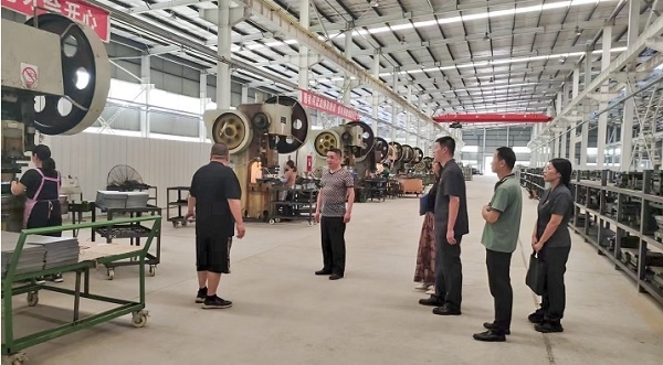 大渡口區(qū)法院法官回訪已盤活的被執(zhí)行企業(yè)。