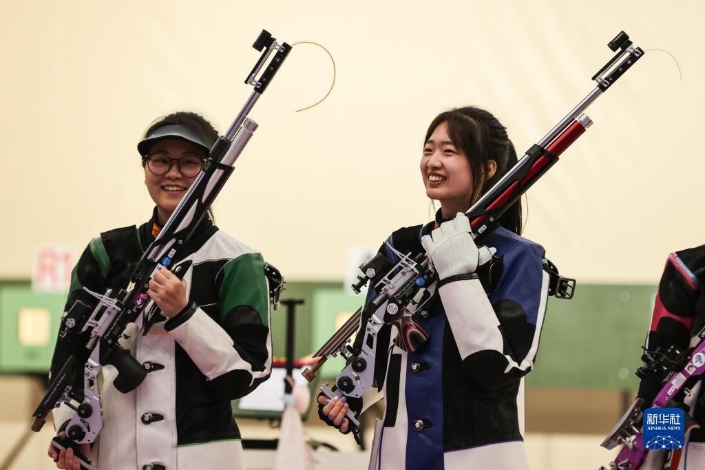 2023年9月24日，在杭州亞運(yùn)會射擊項目女子10米氣步槍個人決賽中，中國選手黃雨婷以252.7環(huán)的成績獲得冠軍，韓佳予獲得亞軍，印度選手拉米塔獲得季軍。圖為黃雨婷（右）、韓佳予在比賽后。新華社記者 單宇琦 攝