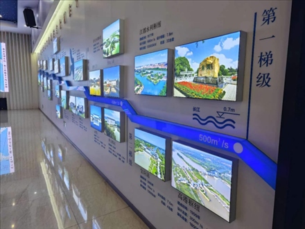 長江水跨越13級“階梯”一路北上。人民網(wǎng)記者 黃鈺攝