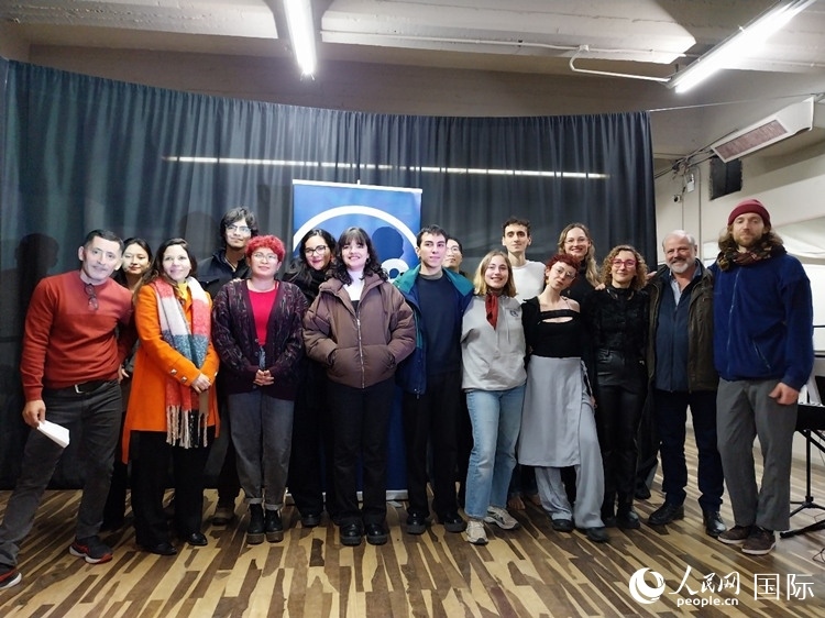 活動現(xiàn)場藝術(shù)家合影。人民網(wǎng)記者 許放攝