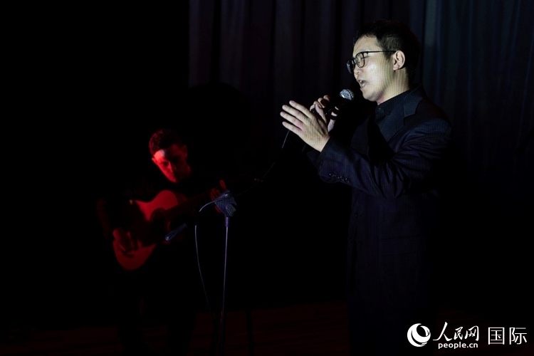 歌曲表演。馬丁·薩巴拉攝