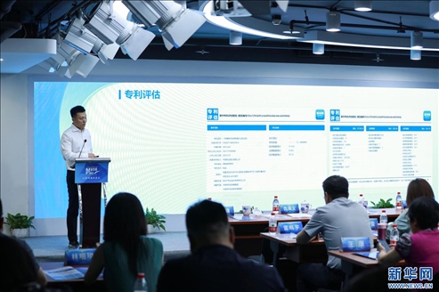 現(xiàn)場“學(xué)術(shù)中國-知識產(chǎn)權(quán)服務(wù)平臺”首席架構(gòu)師歐崢介紹平臺服務(wù)功能