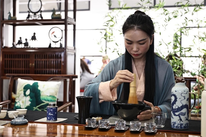 茶藝師現(xiàn)場(chǎng)展示宋式點(diǎn)茶。拉巴特中國(guó)文化中心供圖