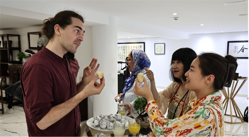 嘉賓品嘗茶葉蛋。拉巴特中國(guó)文化中心供圖