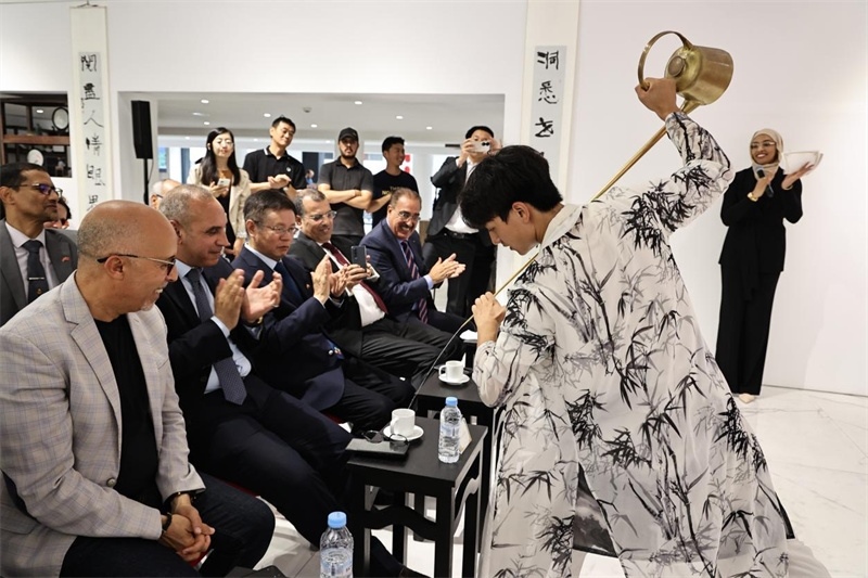 長(zhǎng)嘴壺斟茶。拉巴特中國(guó)文化中心供圖