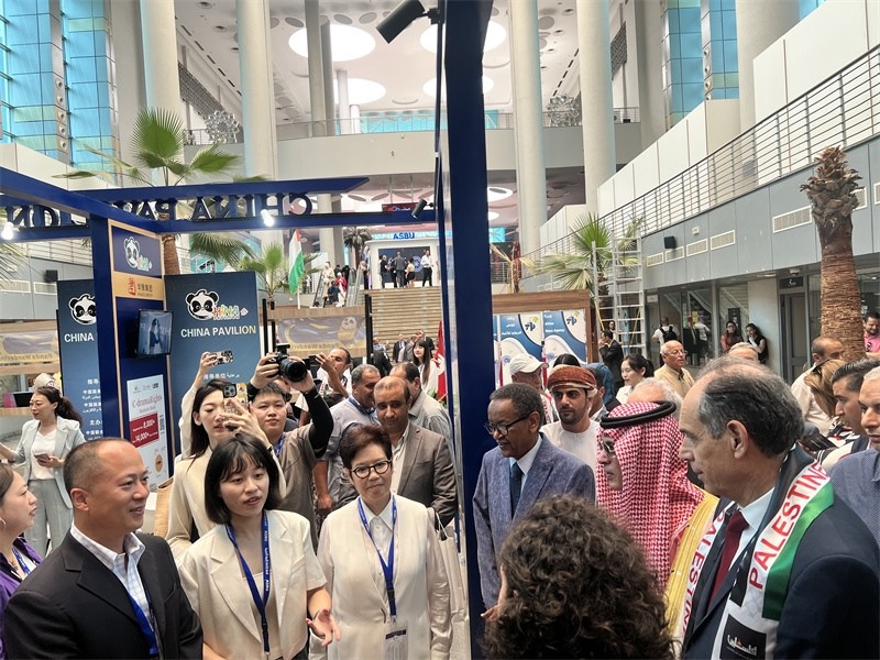 沙特廣播電視局首席執(zhí)行官、阿廣聯(lián)主席穆罕默德（右二）、阿廣聯(lián)秘書長(zhǎng)蘇萊曼（右三）等阿拉伯國(guó)家嘉賓參觀展臺(tái)。主辦方供圖