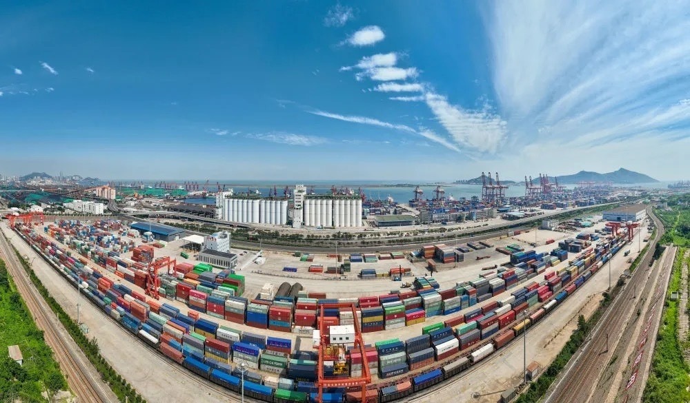 中哈連云港物流合作基地及集裝箱碼頭。（圖源：新華社）