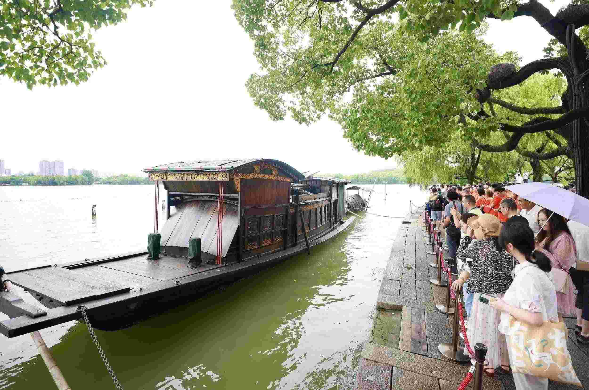 浙江嘉興，游客在南湖景區(qū)湖心島瞻仰紅船，感悟“紅船精神”。（圖片來源：視覺中國）