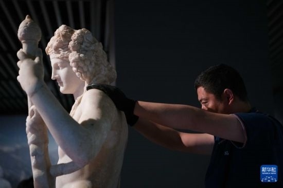 7月2日，工作人員將開箱后的古希臘文物放置在展臺上。新華社記者 張端 攝