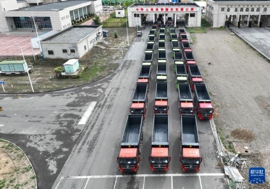 7月2日，車輛在巴克圖口岸辦理通關(guān)手續(xù)（無(wú)人機(jī)照片）。新華社發(fā)（馬丁 攝）